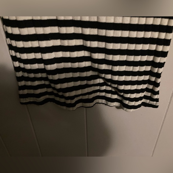 👚(bundle 4 items w/👚for $16) Striped sleeveless top - Picture 4 of 7